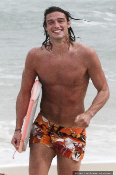 Andy_Carroll_shirtless_abdominals_six_pack_washboard_shirtless_liverpool_england_beach_holiday_vacay_girlfriend.jpg