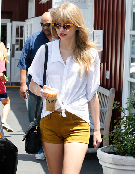 taylor_swift_brentwood_country_mart_10.jpg