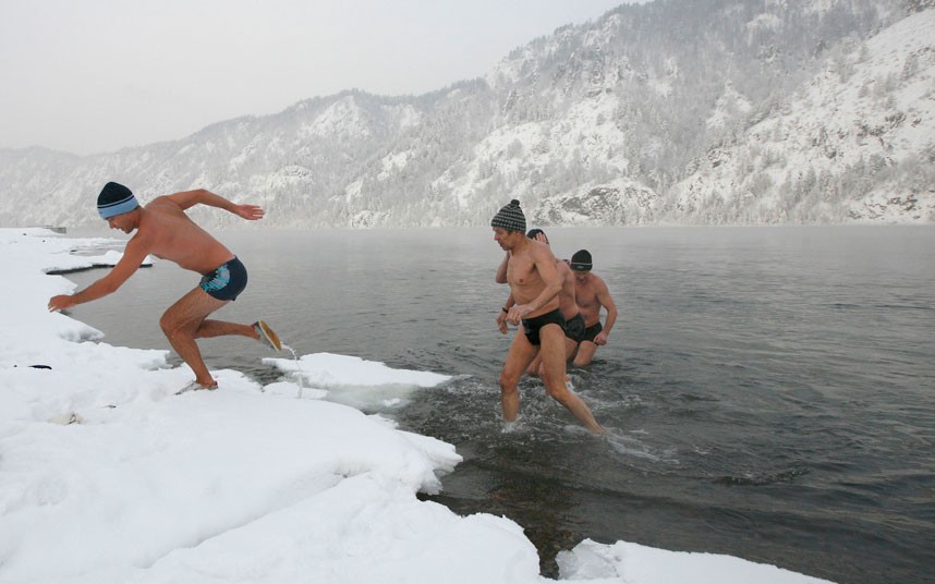 winter_swimmers_sn_2449078k.jpg