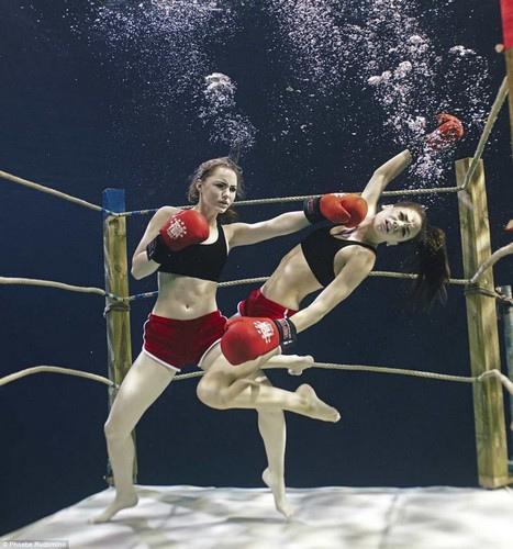 girls_underwater_boxing.jpg