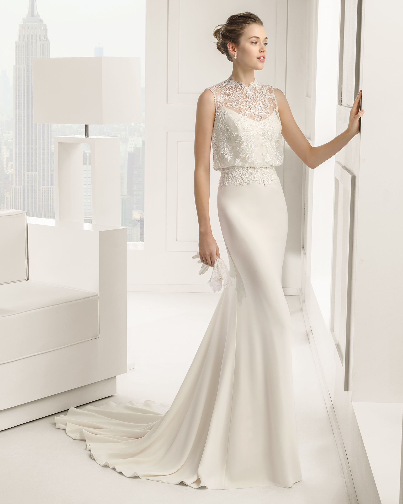 Abiti_da_sposa_haute_couture_2015_Rosa_Clar___modello_Sabrina_abito_sa_sposa_scivolato_nella_parte_inferiore_decorato_con_strass_pizzo_e_crepe_color_avorio.jpg