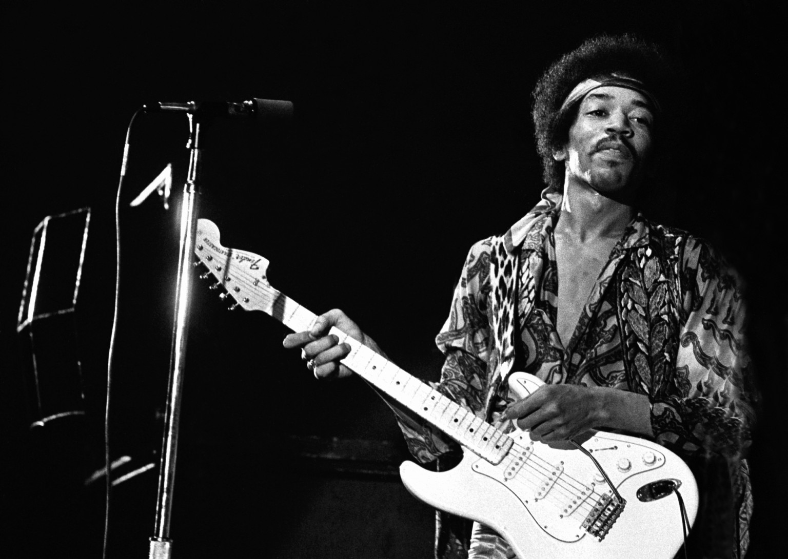 jimi_hendrix_with_guitar.jpg