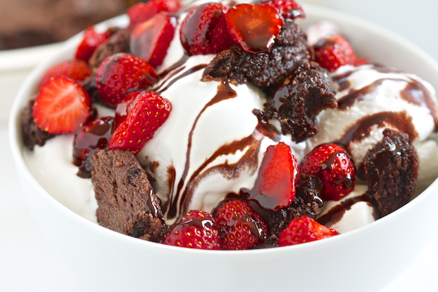 Strawberry_Brownie_Sundae_GI_365_10.jpg