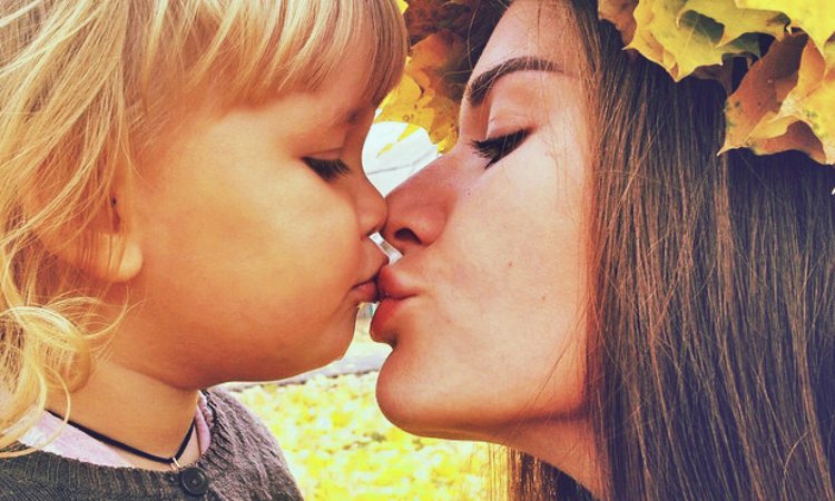 135_106660_mom_kid_lip_kiss_1434588280.jpg