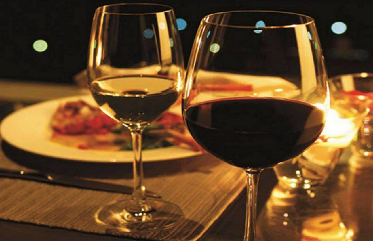 Вино бокал дома. Бокал вина. Бокал вина в ресторане. Бокал с вином. Два бокала вина.