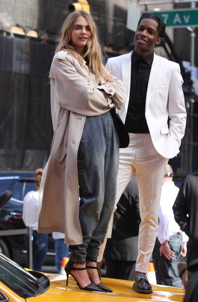 Cara_Delevingne_ASAP_Rocky_Pose_DKNY_Photo_lYpqk9ysbnHx.jpg