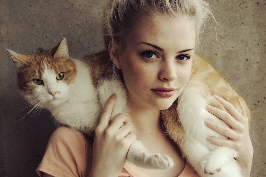 Hipster_Girls_With_Cat.jpg