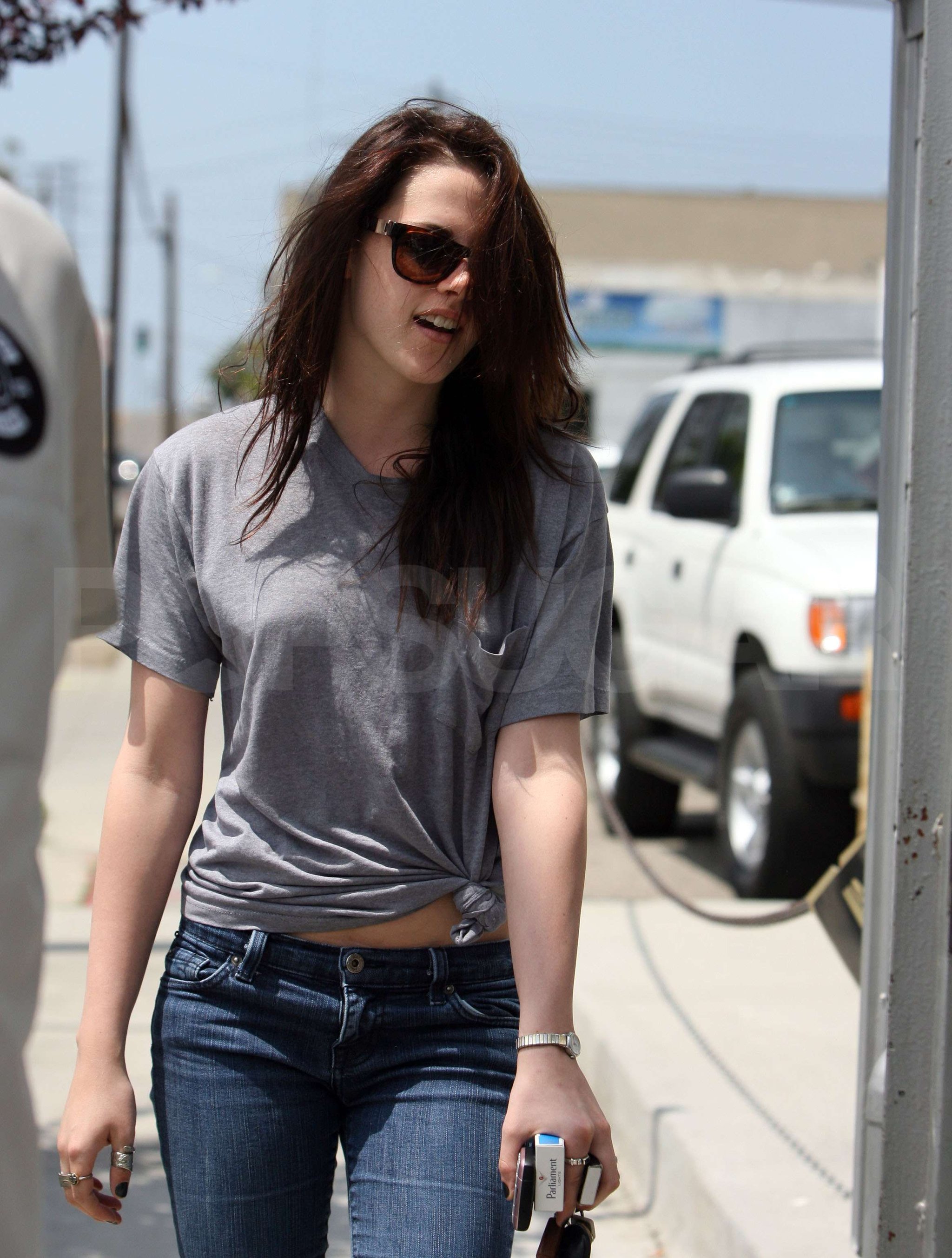 Photos_Sexy_Kristen_Stewart_Smiling_Her_Way_Santa_Monica_Studio.jpg