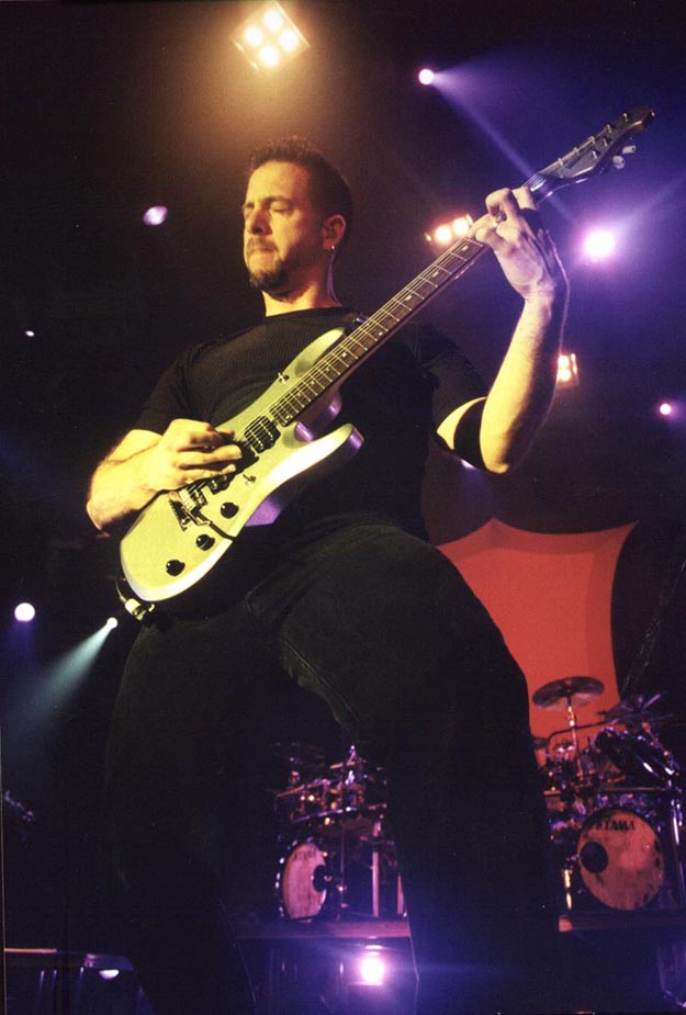 petrucci4_carlos.jpg