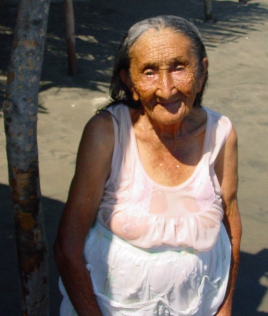 Old_woman_on_the_beach_in_Cuco.jpg