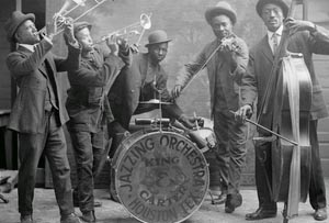 Jazzing_orchestra_1921.jpg