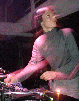 10_DJ_Ladidad.GIF
