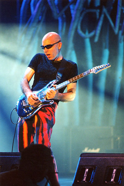 Satriani_20gross.jpg