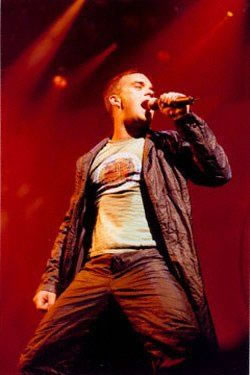 Robbie_20Williams_20live_20at_20slane.jpg