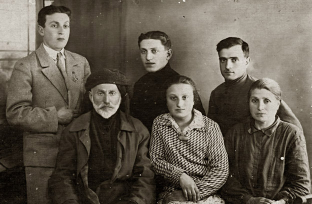 xuxunaishvili_kotsia_shvilebit.jpg