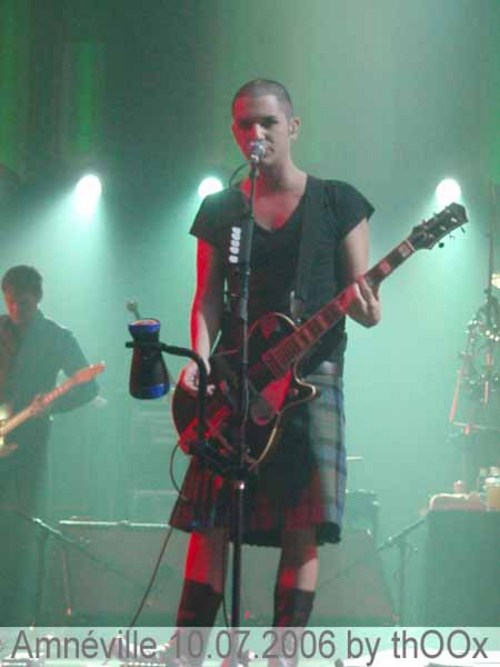 Brian_Molko_in_kilt_two_days_ago__large_msg_116031232942.jpg