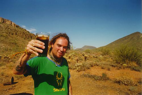 Soulfly__s_Max_Cavalera_met_een_drankje_in_de_woestijn_van_Phoenix__Arizona.jpg