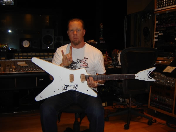 James_Hetfield_with_Dean_guitar_2_JPG.jpg