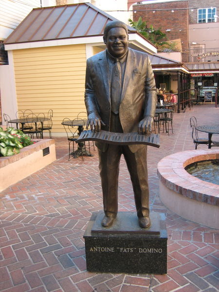 450px_FatsDominoStatue.jpg