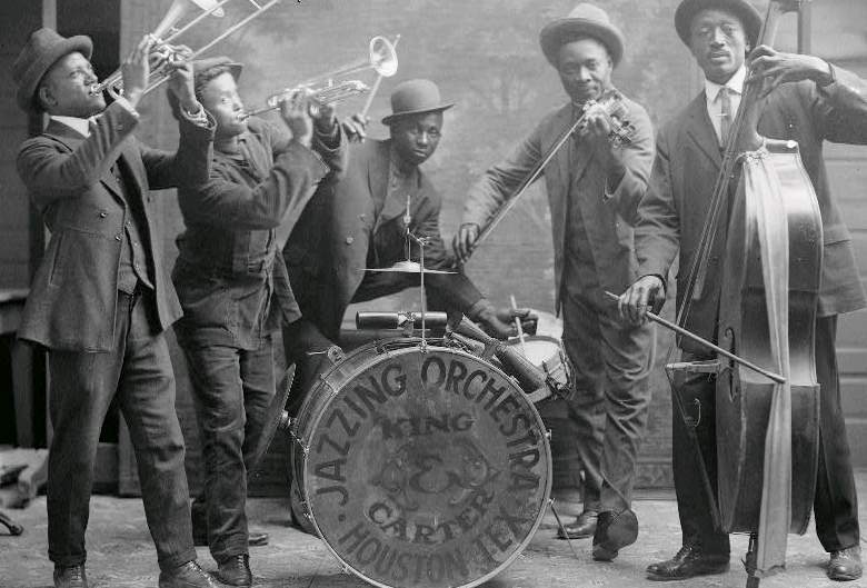 Jazzing_orchestra_1921.jpg