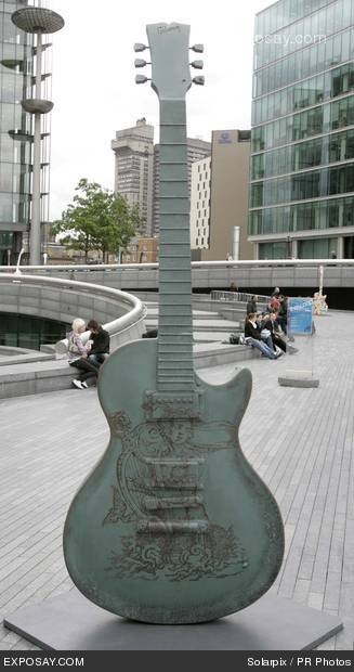 robert_plant_guitar_gibson_guitartown_london_exhibit_in_london_h8BASk.jpg