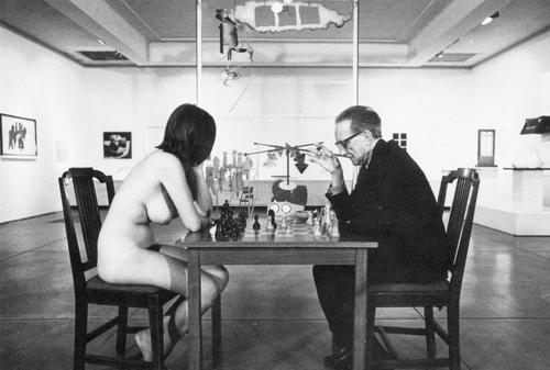 Marcel_Duchamp_Marcel_and_Eve_Babitz_playing.jpg