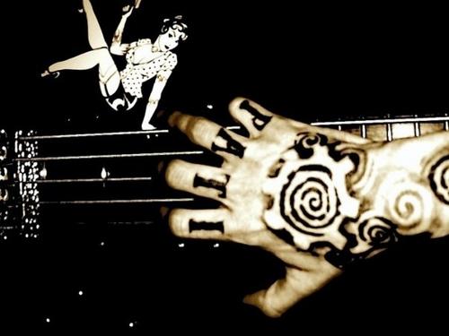 Blue_Stahli_Brets_hand.jpg