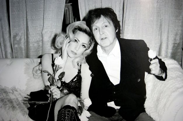 lady_gaga_posa_para_terry_richardson_com_paul_mccartney_abraco_gostoso_e.jpg