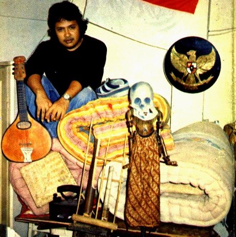 Harry_Roesli_tiga_bendera.jpg
