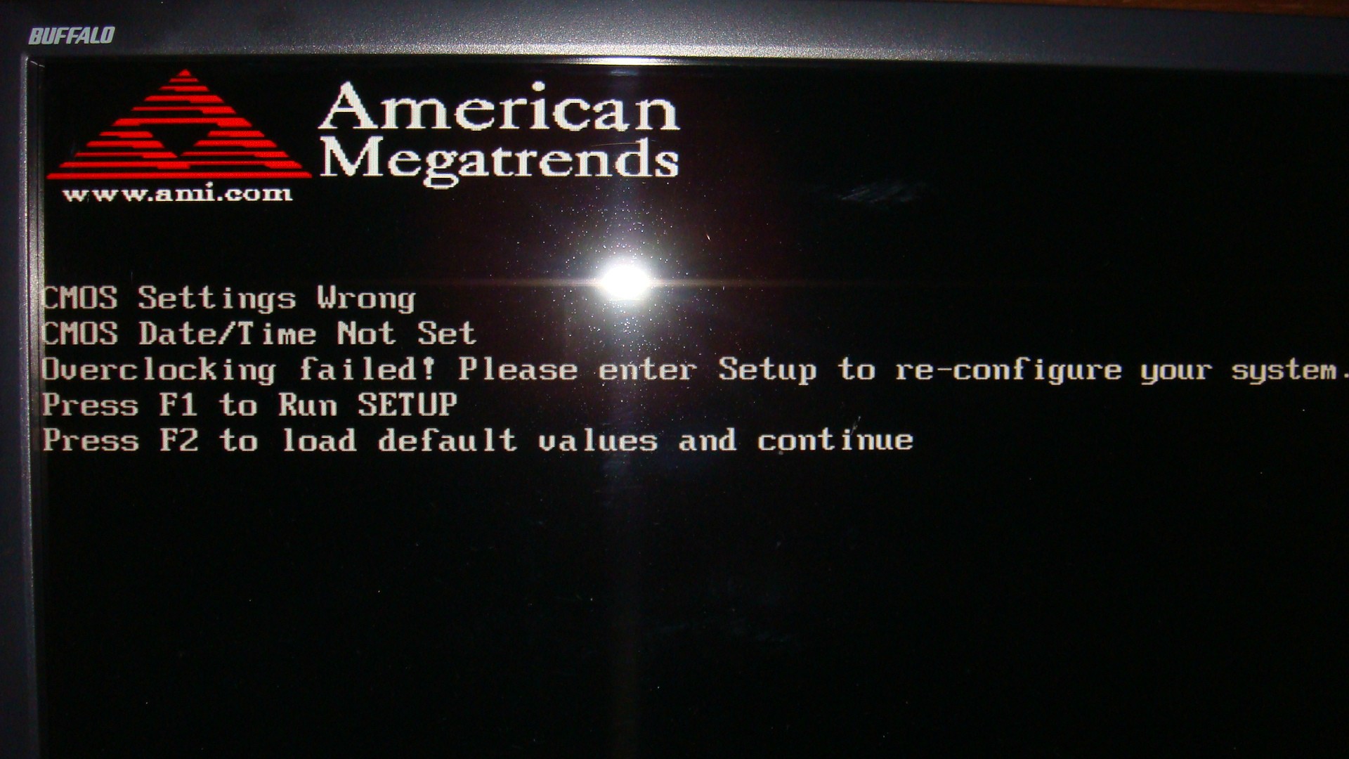 Press f2 to load default values. Press f1 to Run Setup при включении. При включении компьютера f1 и f2. American MEGATRENDS. Press f1.