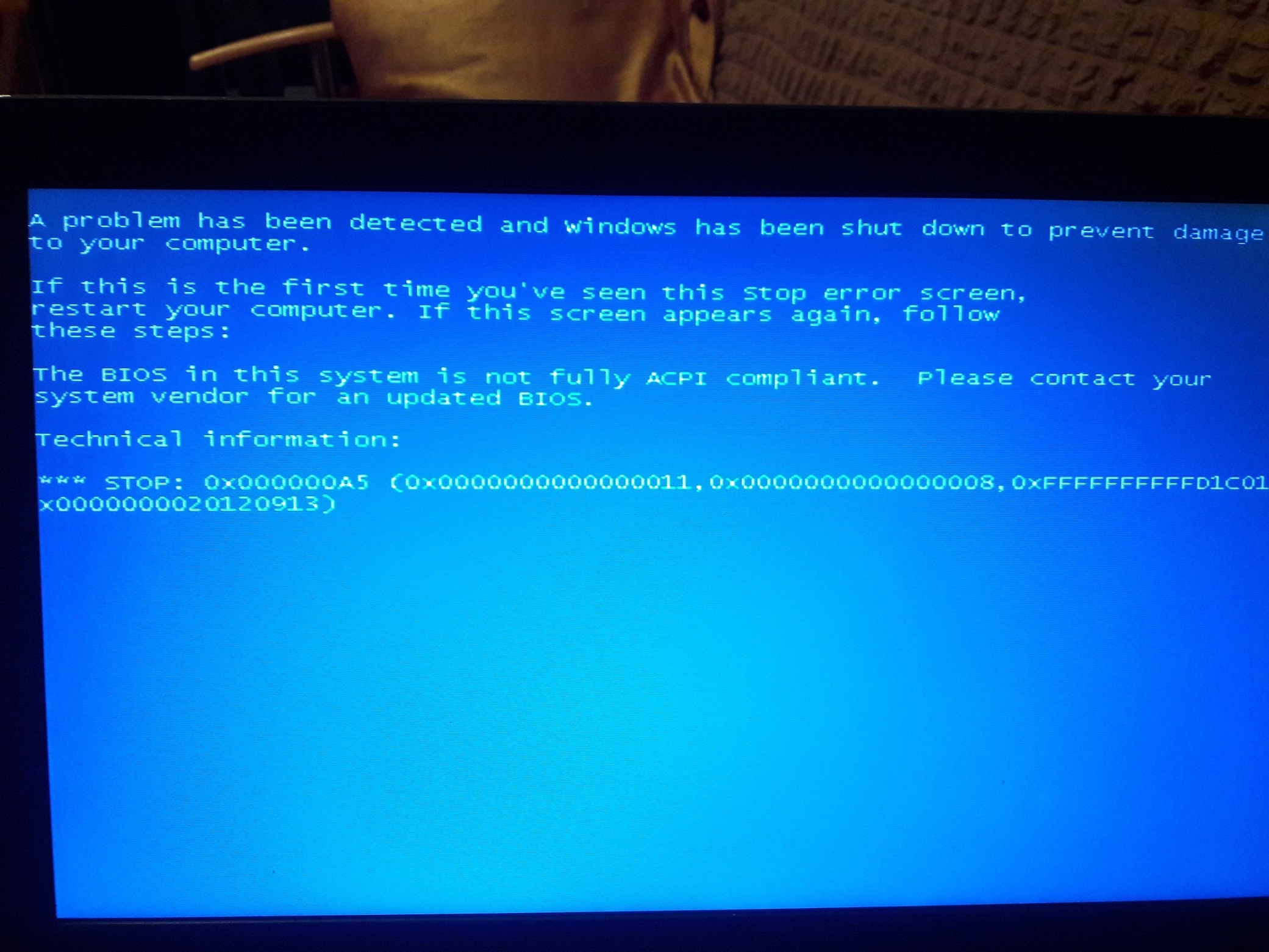 Ошибка ноутбука синий экран. Синий экран на ноутбуке. Ошибка на ноутбуке синий экран. Синий экран на ноутбуке асус. Ошибка на ноутбуке леново.