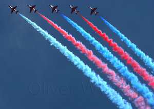 Red_Arrows_3_by_olly83.jpg