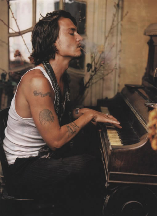 Johnny_Depp___Playing_piano__08_03_.jpg