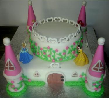 Castle_Cake_with_Disney_Princesses.179115759_std.jpg