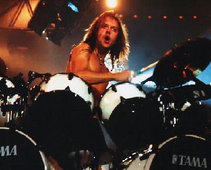 lars_ulrich_drumming_lg.jpg