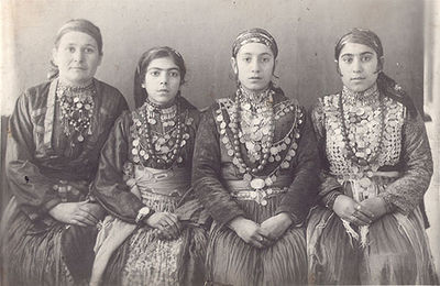 Kurdish_Yezidi_women_in_Tbilisi.jpg
