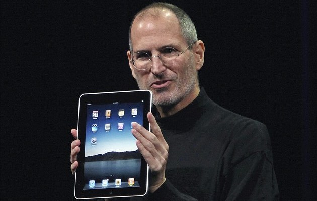 jobs_holds_the_ipad.jpg