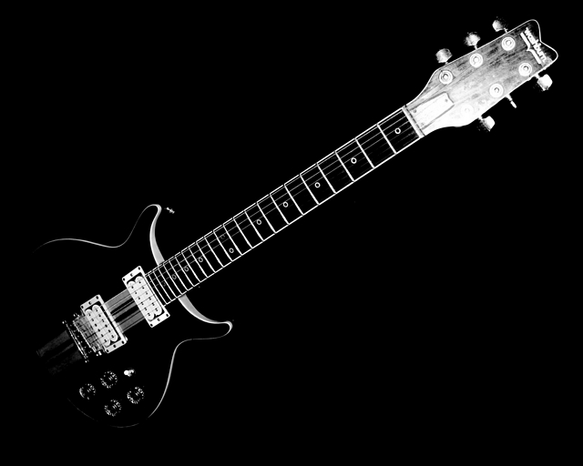 electric_guitar_in_black_and_white.jpg