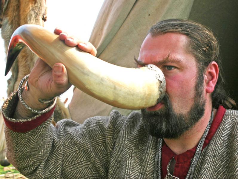 viking_drinking_horn.jpg