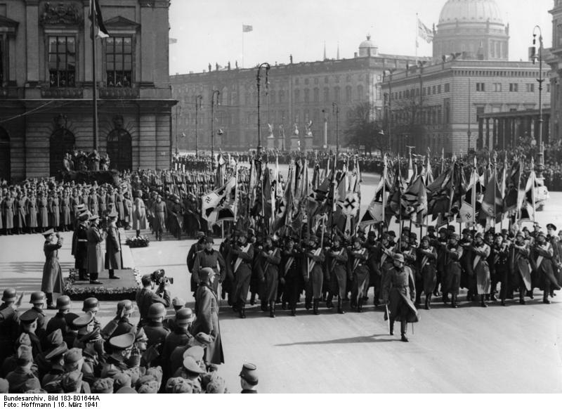 Bundesarchiv_Bild_183_B01644A_Berlin_Vorbeimarsch_Ehrenkompanie.jpg