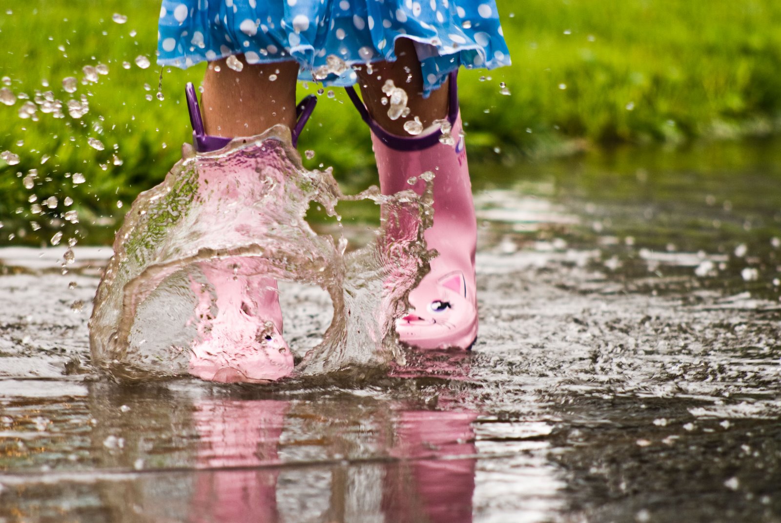 DSC_0753_Ella_splashing_in_puddle_with_kitty_boots.jpg