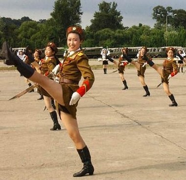 north_korean_army_babes1.jpg