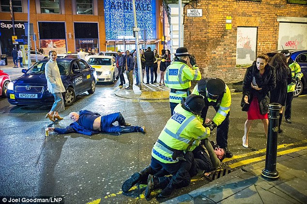 2FB9B1FA00000578_3381257_This_picture_of_Manchester_during_the_New_Year_s_Eve_celebration_a_1_1451670865128.jpg