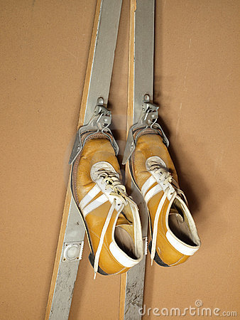 old_ski_boots_skis_17811387.jpg