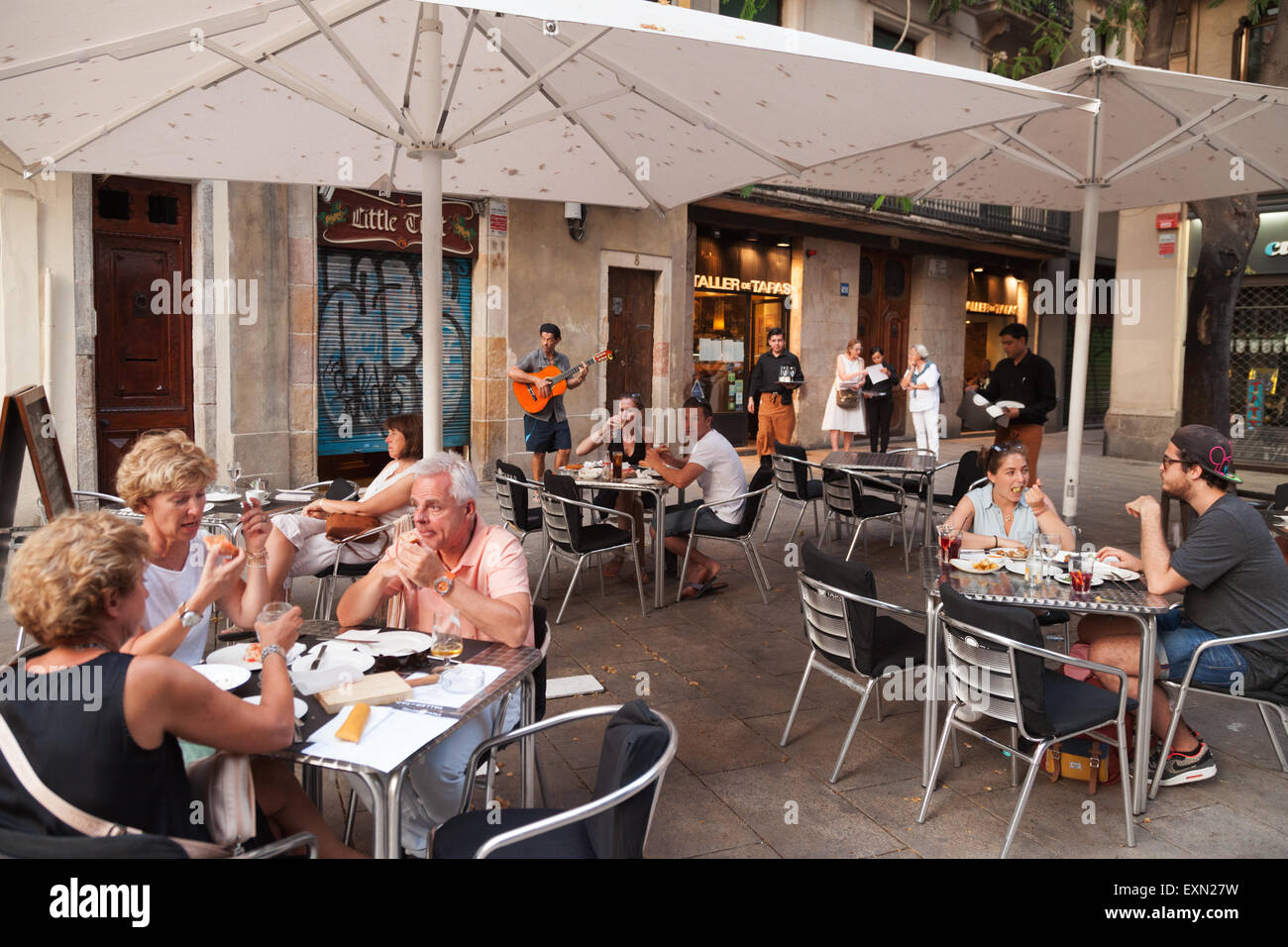 des_gens_assis_manger_et_boire_au_comptoir_de_bar_a_tapas_tapas_cafe_barri_gotic_quartier_gothique_barcelone_espagne_europe_exn27w.jpg