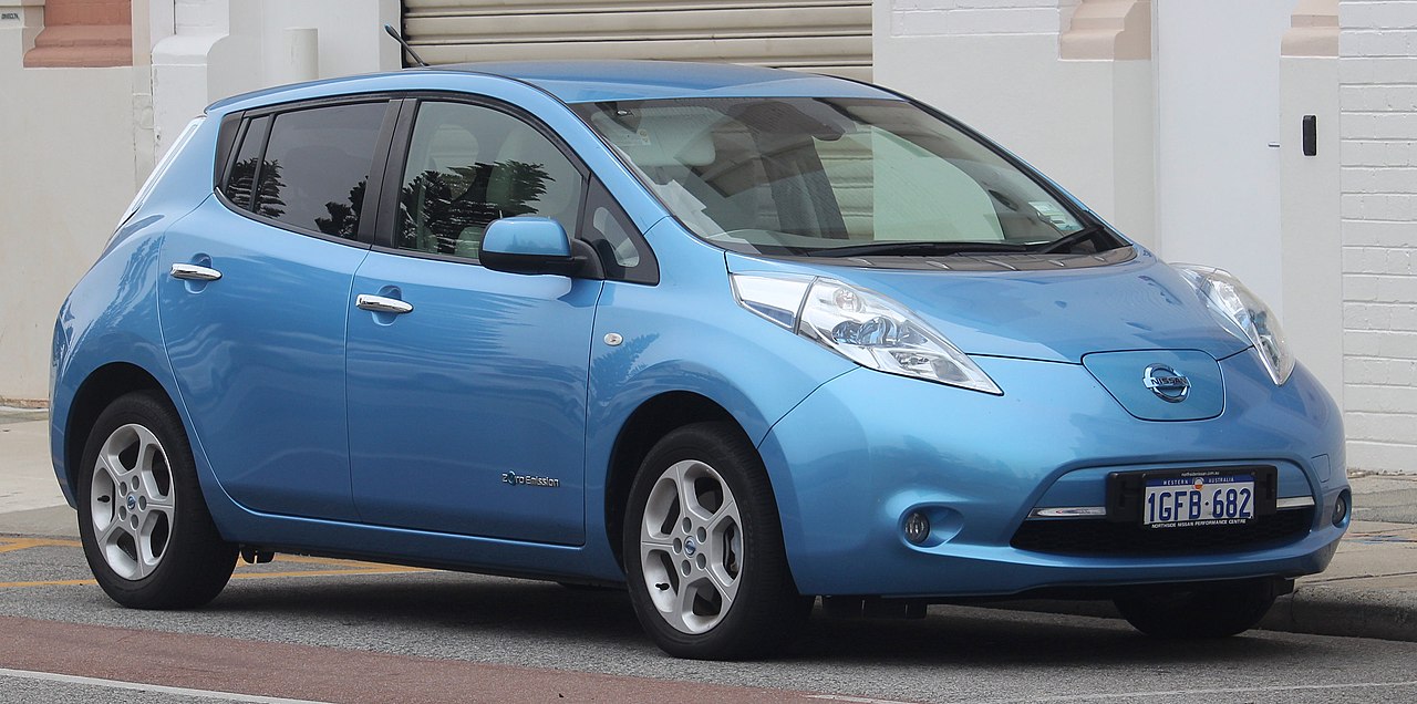 1280px_2017_Nissan_LEAF__ZE0_MY17__hatchback__2018_11_02__01.jpg