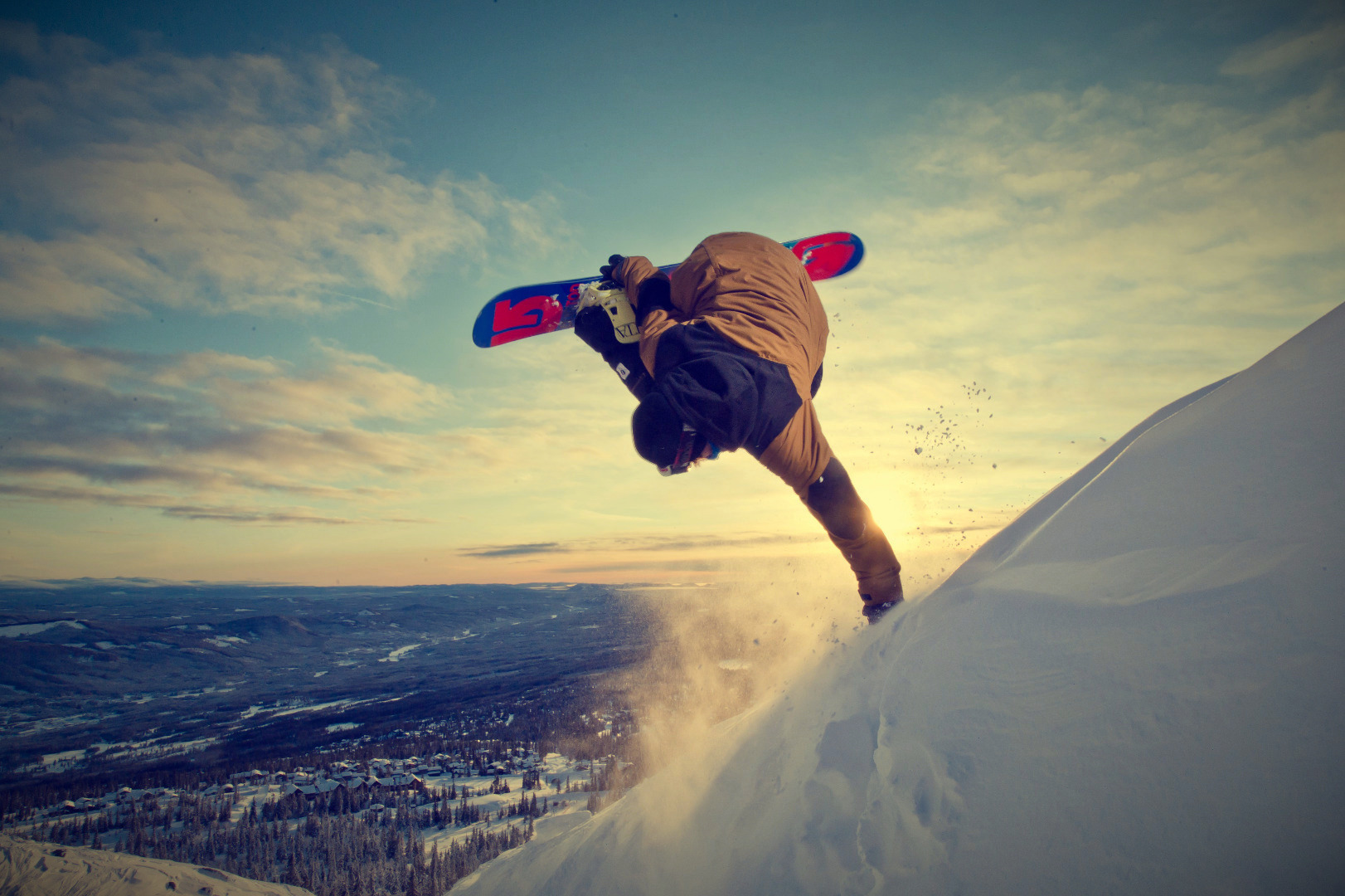 Snowboarding_Grabbing_on_a_Jump_NH_amaro.jpg