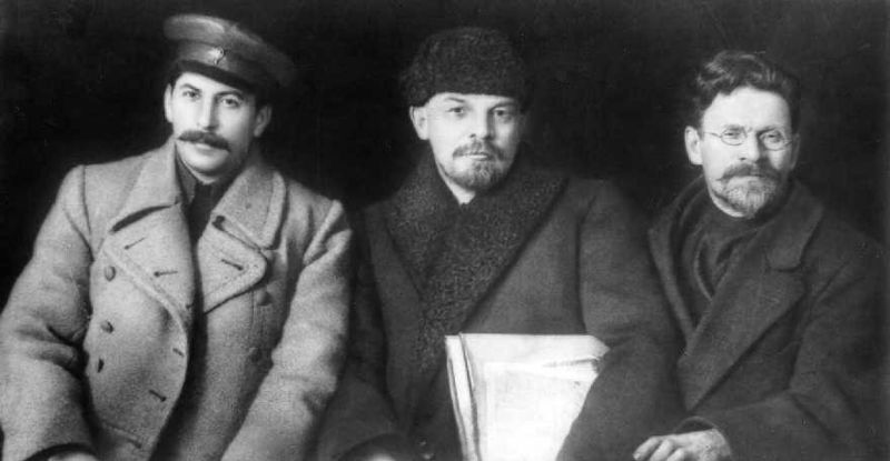 800px_Stalin_Lenin_Kalinin_1919.jpg
