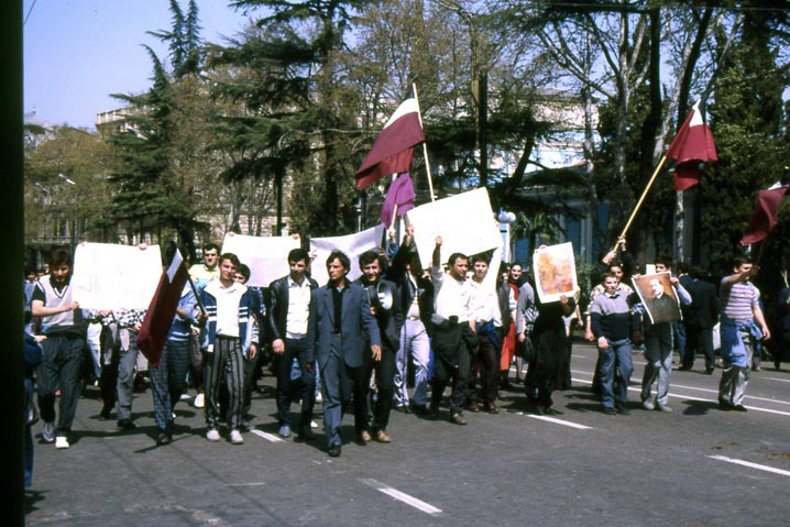 1989 год тбилиси. Демонстрации в Грузии (1978). 9 Апреля в Абхазии 1989. 1989 Год Грузия протесты за независимость. Тбилиси 1 мая 1989 год.