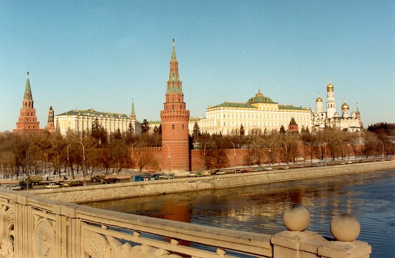 800px_Moscow_Kremlin_2.jpg